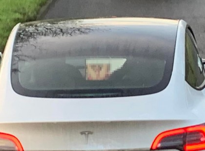 Hard pornyóót nézett a dugóban unatkozó Tesla-sofőr és ezt csinálta közben - videó