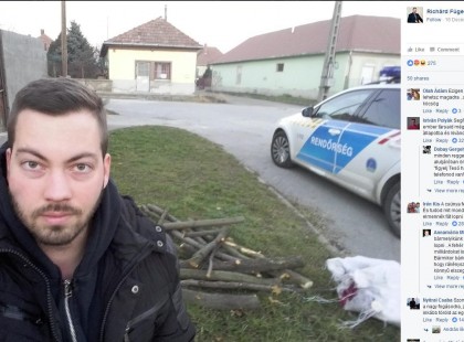 Büszkén mutatja a rendőr, hogy elkapott 2 fa tolvajt, kb 10 kiló fával.. Büszke lehetsz magadra!