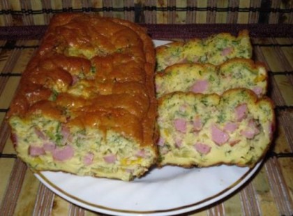 Van otthon egy kis száraz kenyér, szalámi, tojás és sajt? Keverd össze, tedd tepsibe és nemsokára kész a finomság!