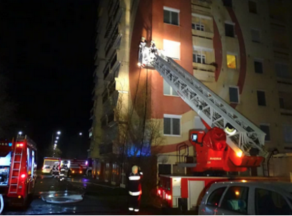 Harmadik emeleti erkélyről lógva kapaszkodott az életéért egy 4 éves kislány Vásárhelyen, akit egyedül hagyott otthon az édesanyja! AMI ezután történt arra nehéz szavakat találni!Mi a véleményed az esetről?