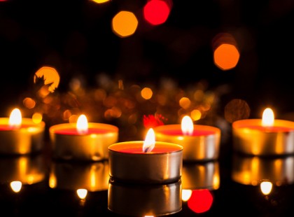 Elütötte a babakocsit toló édesapát és a babát a járdára felhajtó autós.Baba nem élte túl a gázolást!Nyugodjon békében !