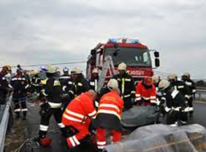 1PERCE ÉRKEZETT: baleset ! Rohantak a mentők és a tűzoltók ! Közel 10 km-es a torlódás, SÁVZÁRÁS! A helyszínelés jelenleg is tart, a torlódás közel 10 kilométeres.