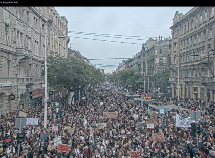 Gigantikus tömeg gyűlt össze a Margit hídnál.. hol van ehhez képest a fizetett békemenet?
