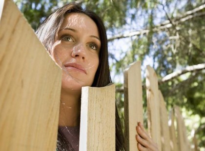 57 éves létemre kellett rájönnöm, hogy a férjem miért jár állandóan a szomszédba. Ami most kiderült róla...