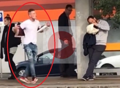 Világhírű lett az 1-es villamos megállójában táncoló srác