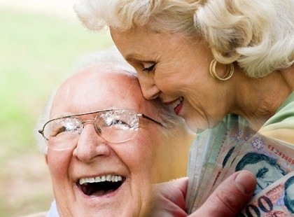 Sokkal több pénzt kapnak év végén a nyugdíjasok, mint hittük! Hihetetlen pénzosztás jön novemberben és decemberben!mutatjuk pontosan mikor és mennyi pénz áll a házhoz!