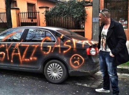 Na jól meg... csóri Győzike ... “Vigyázz Gáspár” – ezt az üzenetet fújták Győzike autójár