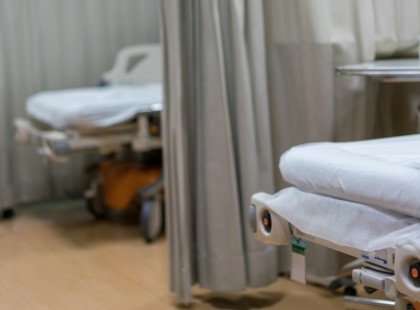 Dráma a kórházban! A lány sírva videózta, hogy a nővér mit csinál haldokló apukájával