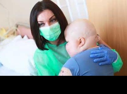 A haldokló kis Dorka utolsó kívánsága az volt, hogy Rúzsa Magdival énekelhessen..ezt tette vele az énekesnő