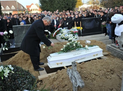 10 éve történt a Szita Bence gyilkosság..mind a 3 elkövető kínok között halt meg !Ma Szita Bence sírjánál jártunk.. még a szó is elakadt, mikor megláttuk az emlékhelyét..