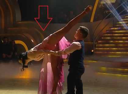 Dancing with the Stars : Stana Alexandra hatalmasat villantott! Ruháját habár táncra tervezték, így is hamar olyat mutatott, amit biztosan nem tervezett.