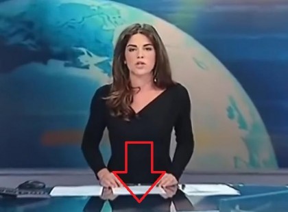 Az évtized bakija? A hírolvasó nő elfelejtette, hogy üvegasztalnál ül. Többet láttak a nézők a kelleténél