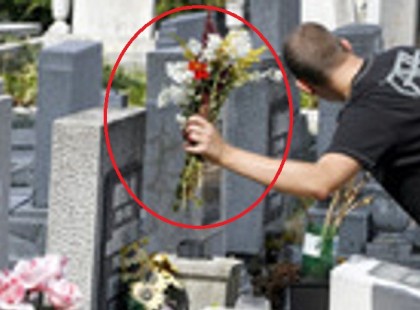 Sokan nem tudják ,de ezeket a dolgokat nem illik a temetőben csinálni. Sok ember nem is tudja, mekkora tiszteletlenség!