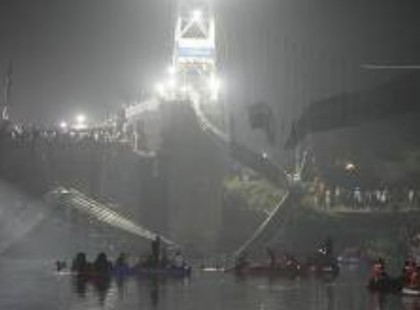 Már 141 halottja van hídomlásnak, videón a szerencsétlenség!Önkormányzat is felelős lehet a tragédiában.