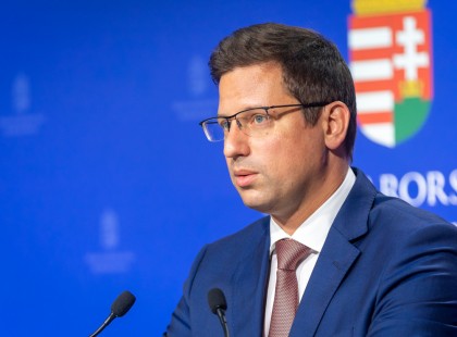 Ágyő napelem!Gulyás Gergely rendkívüli bejelentése: beszántják a napelemes betáplálást, csak szigetüzemű rendszert lehet telepíteni