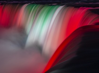 Magyar nemzet színeibe öltözött a világ legnagyobb vízesése – videó