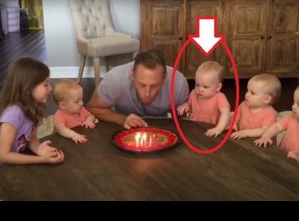 Az édesapa 6 ikerányával szülinapot ünnepel: az egyik kislány elfújja a gyertyát, és képtelen türtőztetni magát!