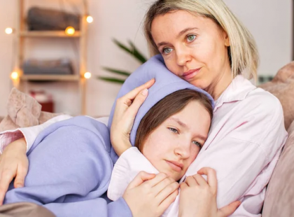 Ez a lány egy buli után ételt rendelt, de sajnos míg azt várta elaludt, a pizza futár megjelent a tettére nincsen szó!