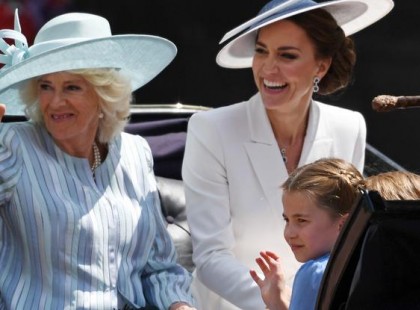 Kiderült Kamilla királyné titka:ez az elképesztő dolog köti össze Katalin és Vilmos kislányával ,a kicsi Saroltával