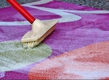 A férjem kiakadt: azt hitte új szőnyeget vettem! Pedig csak ezzel a házi szerrel takarítottam ki…