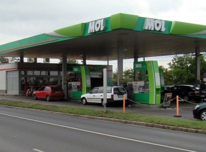 Egy fickó kb 300 darab húszezrest vett elő ma a benzinkúton, de aztán annyira beégett, mint még senki