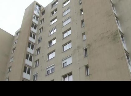 Kidobta a tizedikről egyéves kislányát egy “anyuka”