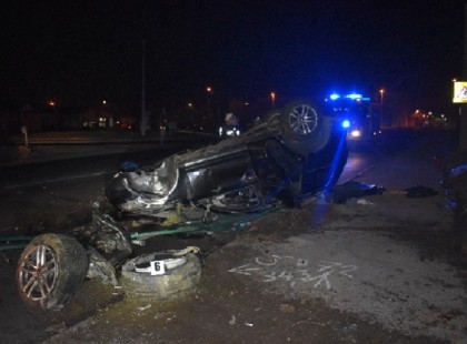 Tatabányai autósüldözés !Felborult autójával az embercsempész Tatabányán