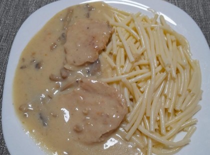 Ha nem akarsz sok időt tölteni a konyhában, de valami ízeset, szaftosat szeretnél enni: íme a tejfölös-gombás szelet