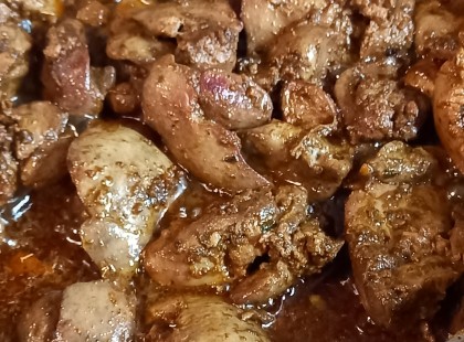 Ma egy magyaros csirkemájat hoztam. Kenyérrel, uborkával jóízűen megettük…