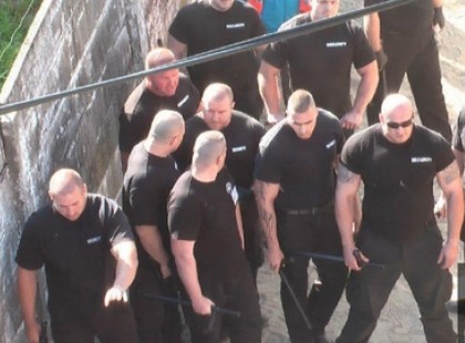 Amerikai kommandósok verték le a kidobókat egy budapesti, Akácfa utcai kocsmában