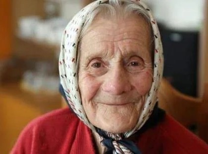 Fagyoskodva várja a karácsonyt Pista bácsi Margit néni