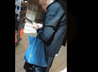 Budapesti tescóban sírt egy idős néni az apróját számolva, a kenyerek előtt.. Ekkor odalépett egy roma férfi, és ezt tette - videóval