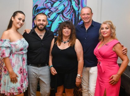 Olyan jó nő a 74 éves Zalatnay Cini, hogy simán kenterbe veri a mai 40-50 éves elhanyagolt nőket