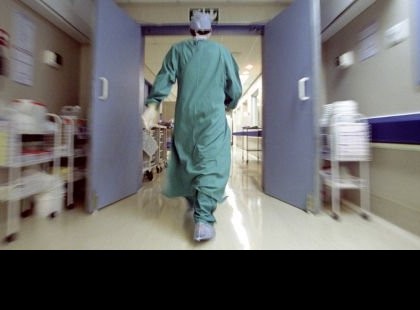 Kirángatták az anyából a kisbabát