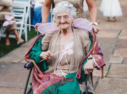 A 86 éves nagyika tündérnek öltözött koszorúslányként jelent meg unokája esküvőjén - videó