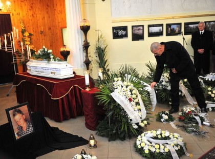 10 éve történt a Szita Bence gyilkosság..mind a 3 elkövető kínok között halt meg !Ma Szita Bence sírjánál jártunk.. még a szó is elakadt, mikor megláttuk az emlékhelyét..