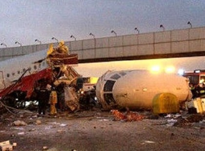 A levegőben ütközött össze két repülő, minden utas meghalt - videón a tragédia