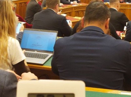 Jakab megmérte, hogy hány fok van a Parlamentben.. a 18 helyett 24!! Eközben a gyerekek fáznak az iskolákban..