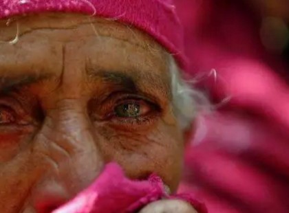 A biztonsági őr egy idős nénivel ordibál: „Kib*szlak innen, te büdös vénasszony!”-és közben lökdösi kifelé!!! Egy olvasónktól, Ákostól kaptuk az alábbi beszámolót