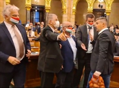Elszabadult a pokol a parlamenteben ! 1 PERCE ÉRKEZETT! Jakab Péter durván nekiesett  Orbán Viktornak és a Fidesznek!