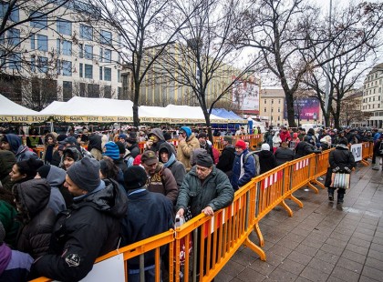 Többezer ember állt sorban az ingyenes ételosztáson, ma Csepelen..
