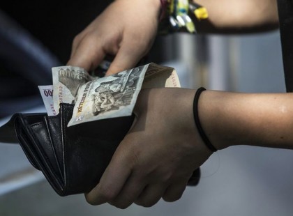 Ma délután a Fiammal a kis Sparban vásároltunk, és a csomagtartóba pakoláskor kiesett a pénztárcám