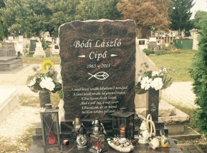 Bódi László Cipő sírján egy olyan bölcs mondat áll, amely mindannyiunk számára reményt adhat a nehéz pillanatokban