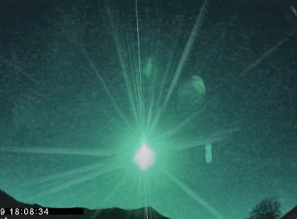 Magyarországon rejtélyes zöld fény jelent meg az éjszakai égbolton. Fotó és videó is készült róla. ?