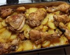 Tepsis krumpli, vele sült csirkecombbal recept 