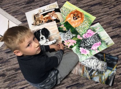 Ez a tehetséges 9 éves kisfiú saját festményeit árulja, de ha megtudod miért, a Te szemed is könnybe lábad! Az az egyetlen kívánsága, hogy üzenetét osszuk meg minél többen! 