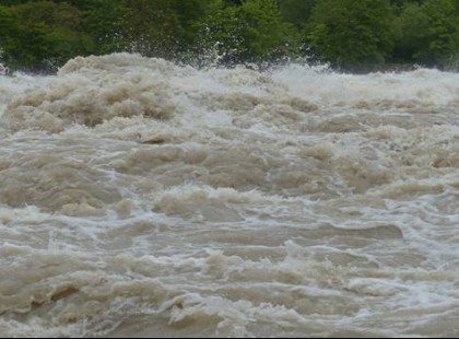 Harmadfokú árvízvédelmi készültség lépett életbe Magyarországon – áradnak a folyók, házakat ér el a víz