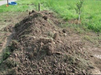 A rendőrök szörnyű hangokat hallanak egy földkupac alól
