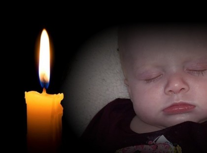 Gyász! Ráfeküdt a négy hónapos kislányra a család kutyája – megfulladt a baba! Nyugodj békében kis angyalka