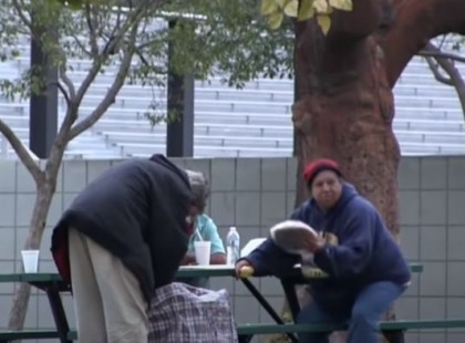 Egy férfi adott 30 ezret egy hajléktalannak, és megnézte mire költi... Amit látott, arra ő maga sem számított!